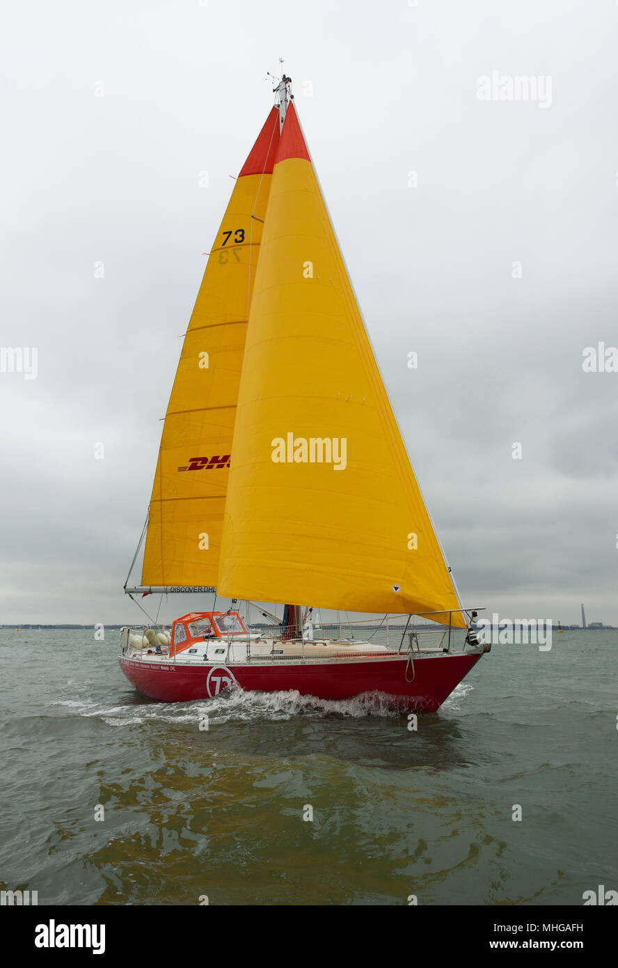 Susie Goodall la voile sur son yacht de DHL Starlight sur le Solent, avant le tour du monde en solitaire dans le Golden Globe 2018. Banque D'Images