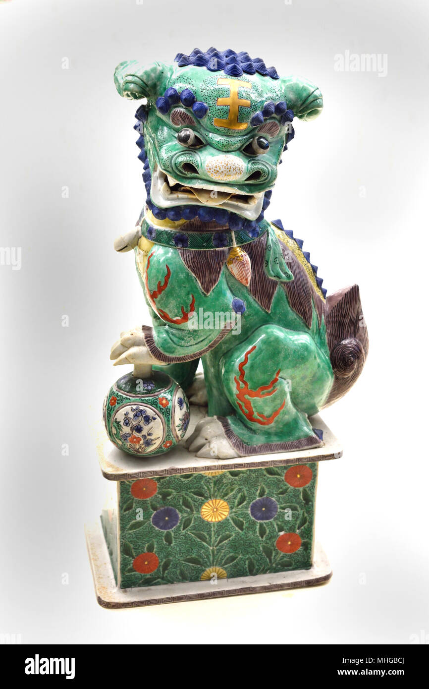 Lion ou chien Fo 1700-1720 Qing Porcelaine émaillée ( la dynastie des Qing, également connu sous le nom de l'empire Qing, officiellement le Grand Qing, a été la dernière dynastie impériale de Chine, créé en 1636 et la Chine de 1644 à 1912. ) Banque D'Images