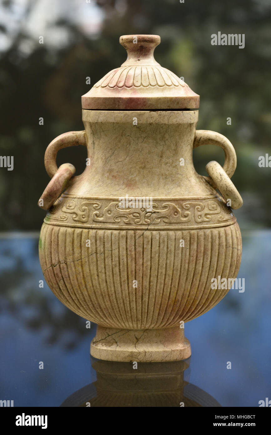 18e siècle vase de jade blanc brûlé ( ) la Dynastie Qing ( la dynastie des Qing, également connu sous le nom de l'empire Qing, officiellement le Grand Qing, a été la dernière dynastie impériale de Chine, créé en 1636 et la Chine de 1644 à 1912. ) Banque D'Images