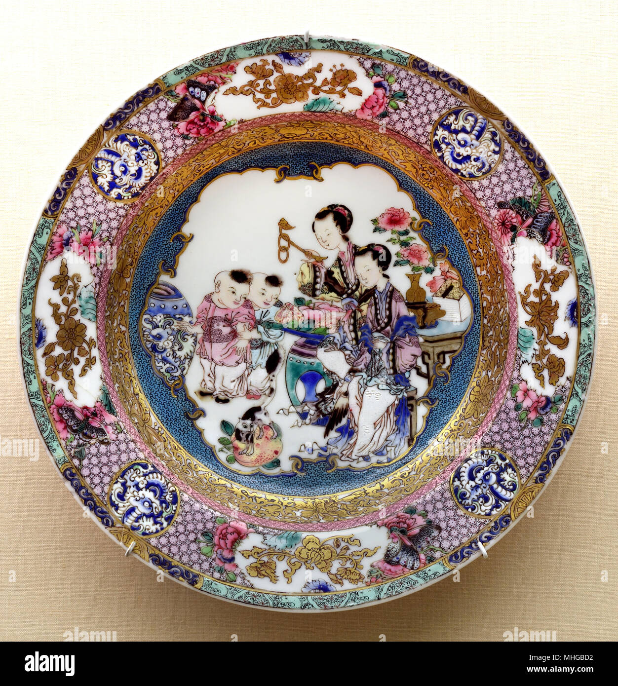Les plaques de la coquille ( période Yongzheng ) Dynastie Qing en porcelaine émaillée ( la dynastie des Qing, également connu sous le nom de l'empire Qing, officiellement le Grand Qing, a été la dernière dynastie impériale de Chine, créé en 1636 et la Chine de 1644 à 1912. ) Banque D'Images