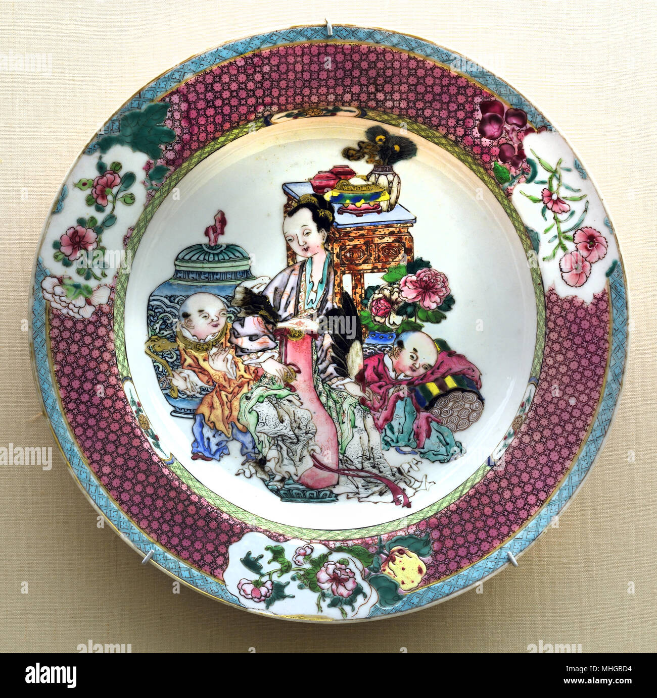 Les plaques de la coquille ( période Yongzheng ) Dynastie Qing en porcelaine émaillée ( la dynastie des Qing, également connu sous le nom de l'empire Qing, officiellement le Grand Qing, a été la dernière dynastie impériale de Chine, créé en 1636 et la Chine de 1644 à 1912. ) Banque D'Images