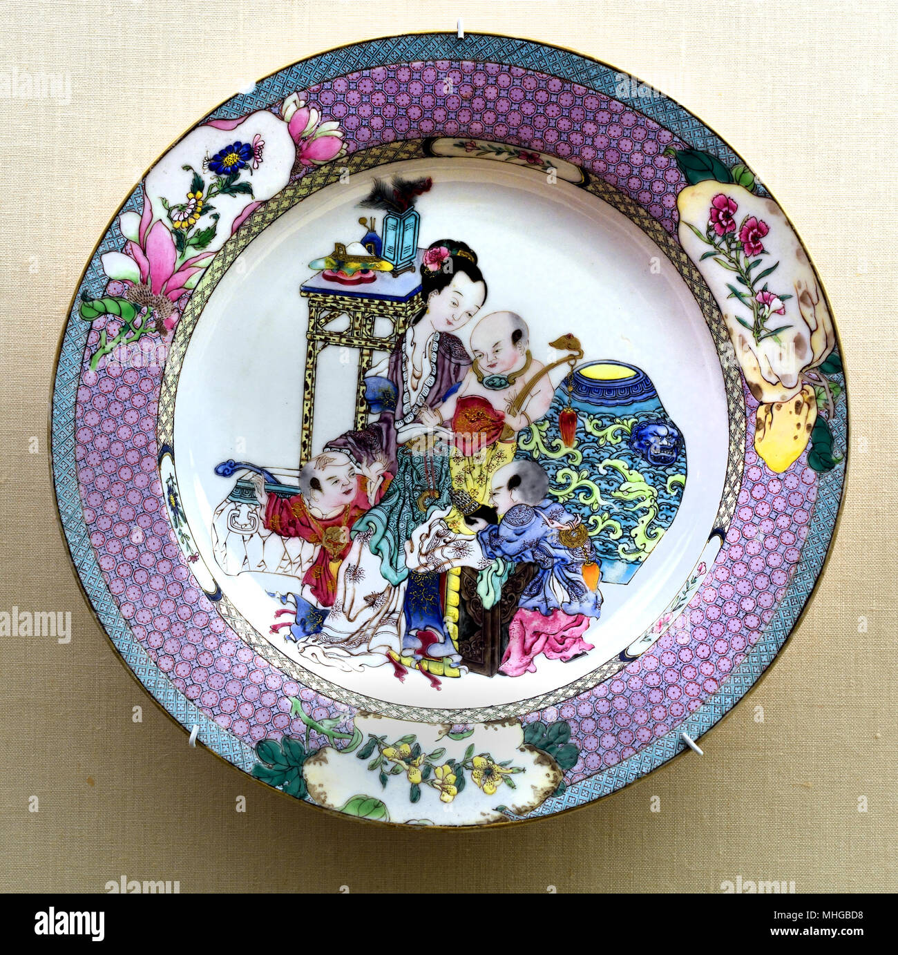 Les plaques de la coquille ( période Yongzheng ) Dynastie Qing en porcelaine émaillée ( la dynastie des Qing, également connu sous le nom de l'empire Qing, officiellement le Grand Qing, a été la dernière dynastie impériale de Chine, créé en 1636 et la Chine de 1644 à 1912. ) Banque D'Images