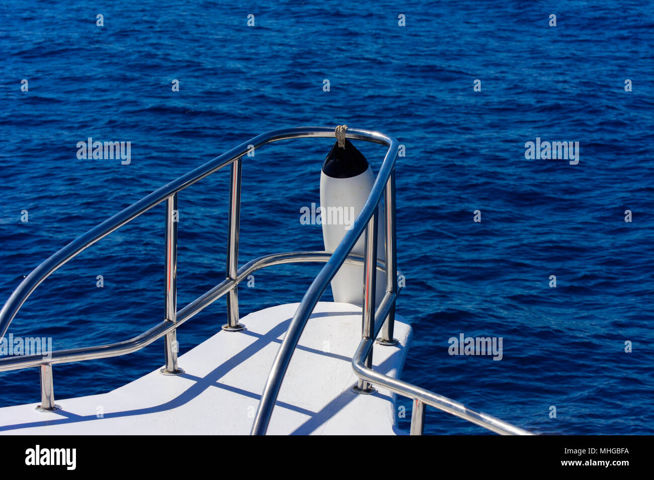 Fragments d'un yacht blanc dans la baie de la mer Rouge, dans le ciel bleu de vieux haut les récifs coralliens sur la rive de la réserve unique somme, Ras Mohammed Banque D'Images