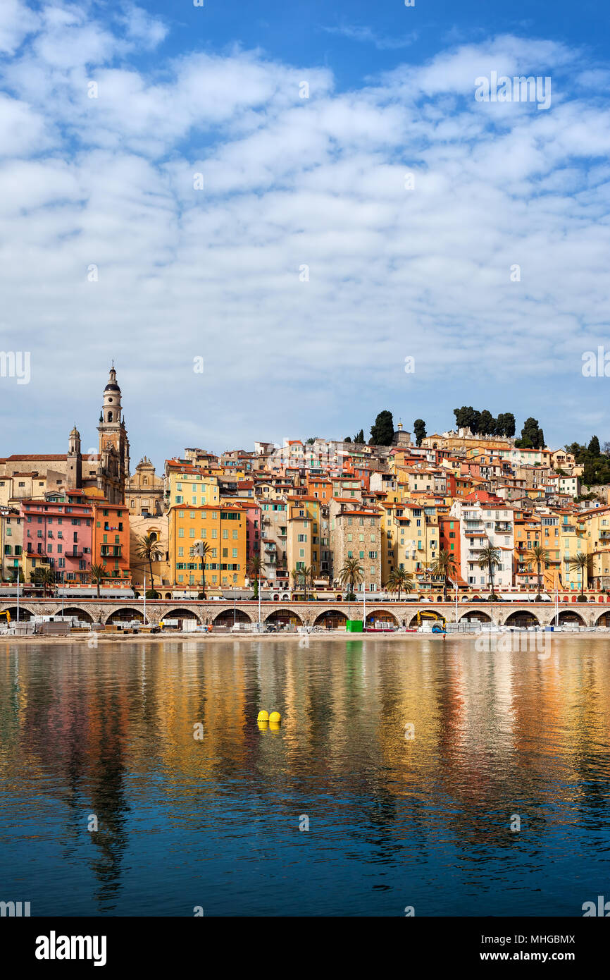 Menton vieille ville par la mer Méditerranée sur la côte d'Azur en France Banque D'Images