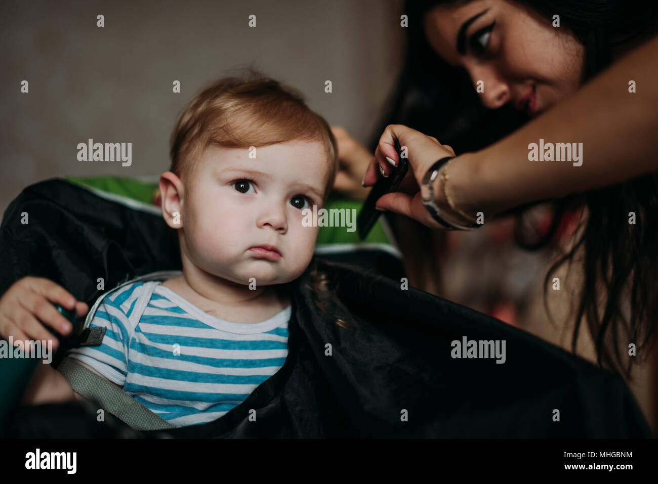 Serieux 1 Ans Enfant Garcon Pendant Son Premier Meme Photo Stock Alamy