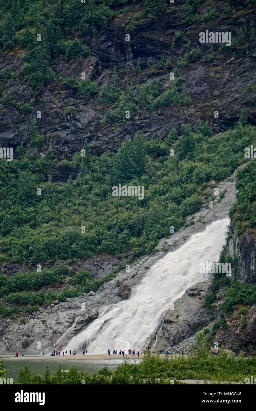 Juneau, Alaska, USA : une spectaculaire cascade s'écoule dans le lac Mendenhall, près du glacier de Mendenhall. Banque D'Images