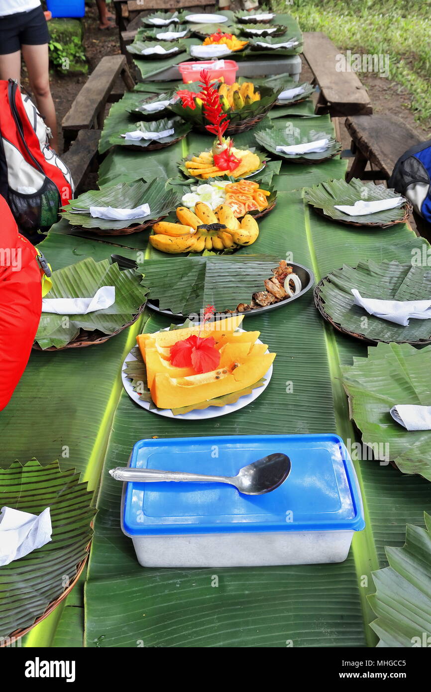 Longue table-feuilles de bananier comme nappes-assiettes de fruits  attendent les touristes à revenir et commencer le déjeuner. Malinag  Cabadiangan lagon-Sipala barangay Photo Stock - Alamy