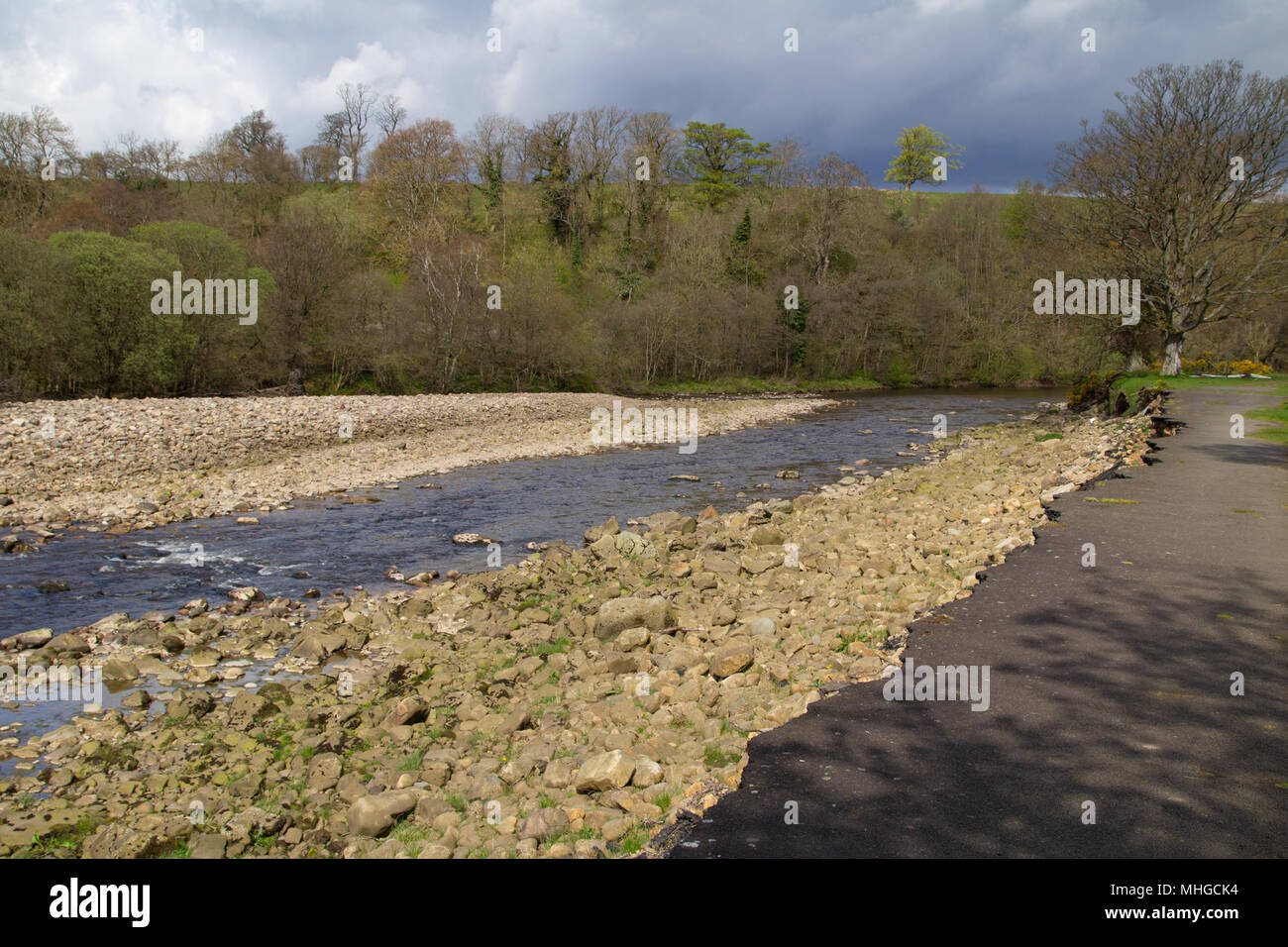 Chemin privé érodées par River South Tyne Banque D'Images