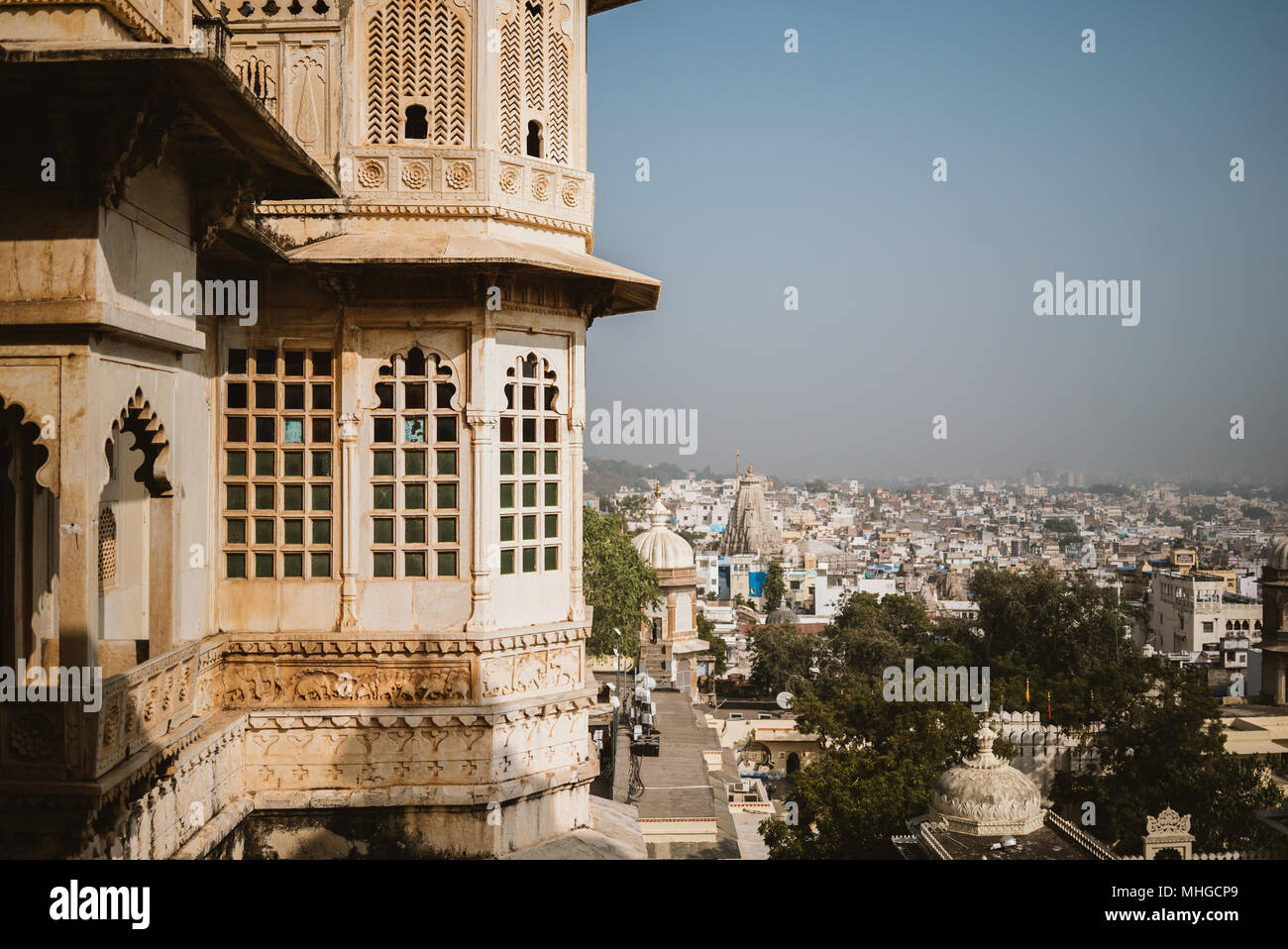 Gaudy et décoratif orné, palais de la ville sur une journée ensoleillée à Udaipur, Inde Banque D'Images