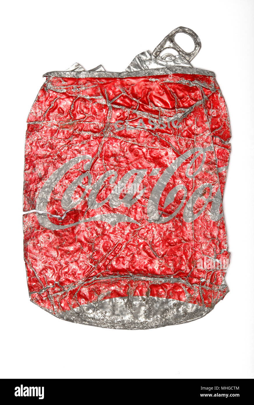 Coca cola aplati peut sur fond blanc Banque D'Images