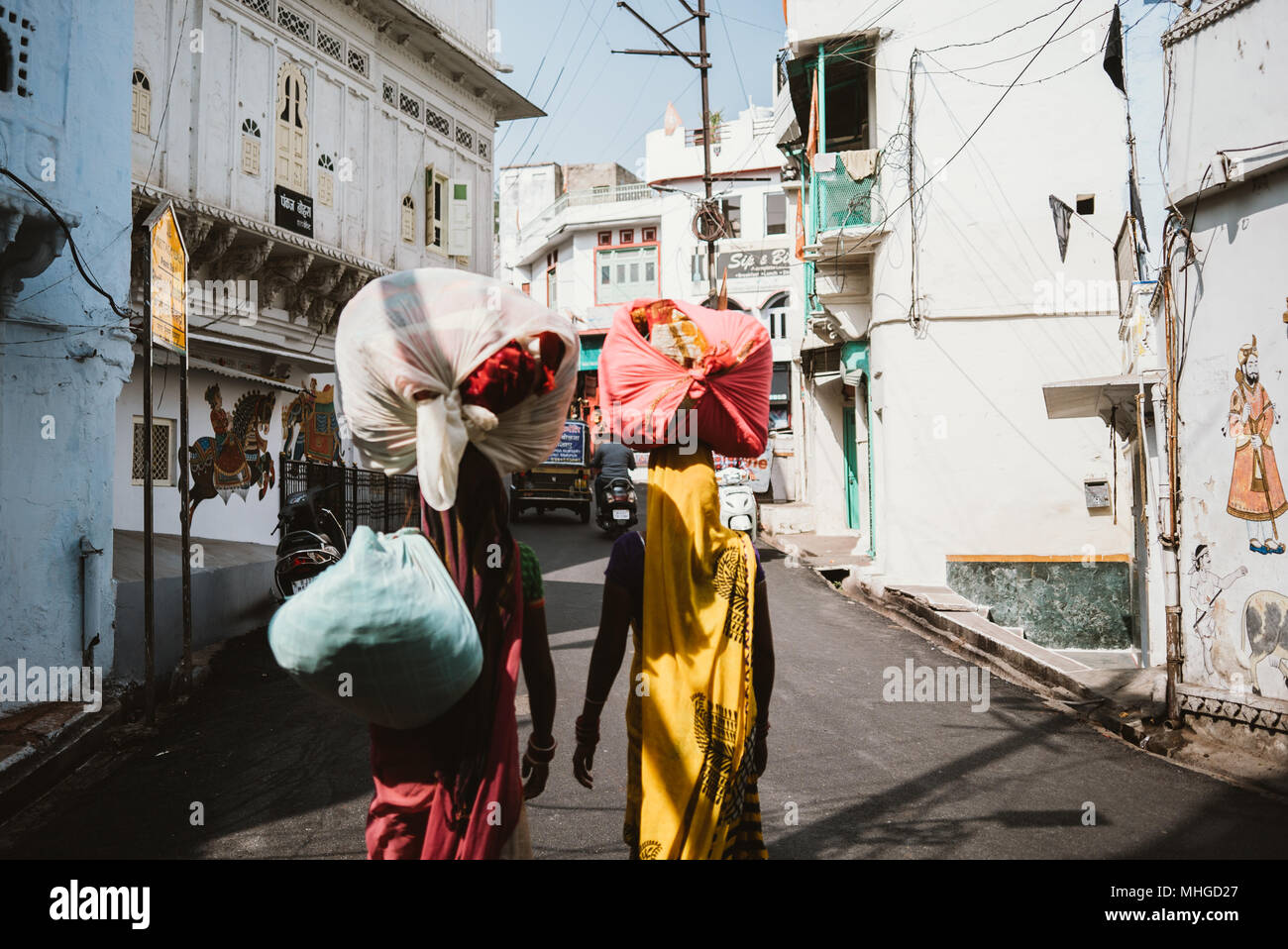 Les femmes indiennes portant des fleurs et des fruits sur leur tête à Udaipur, Inde Banque D'Images