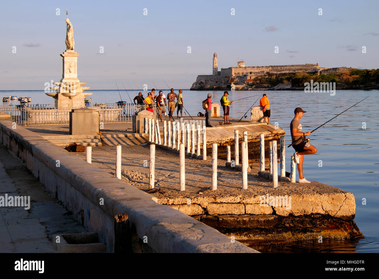 Pêche à côté d'une fontaine de Neptune avec Castillo de los Tres Reyes del Morro Castle dans l'arrière-plan, Malecon / Avenida del Puerto, La Havane, Cuba Banque D'Images
