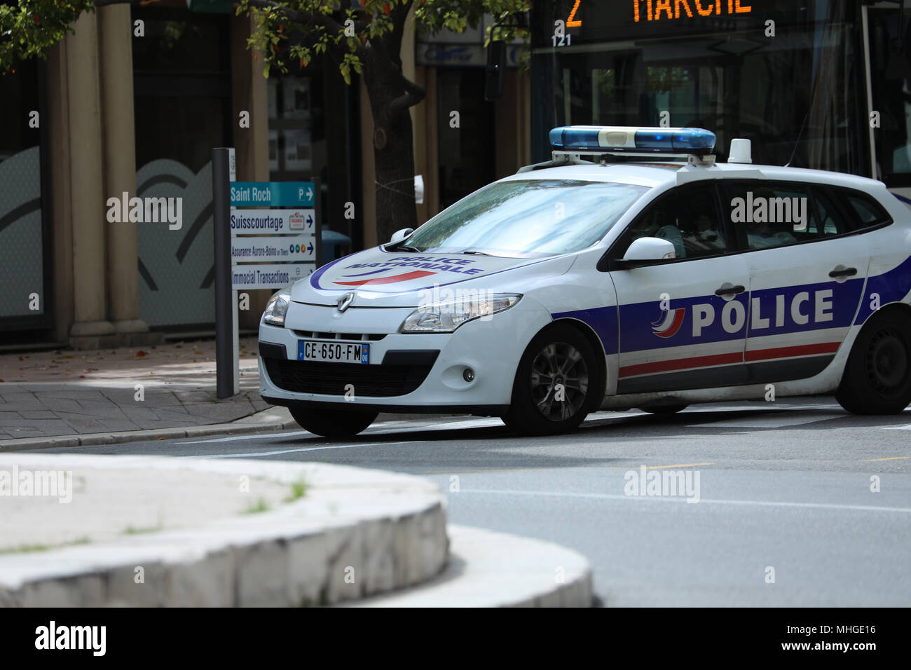 Menton, France - 5 Avril 2018 : voiture de police française (Renault Megane III Grandtour) Conduite rapide au centre ville de Menton sur la côte d'Azur Banque D'Images
