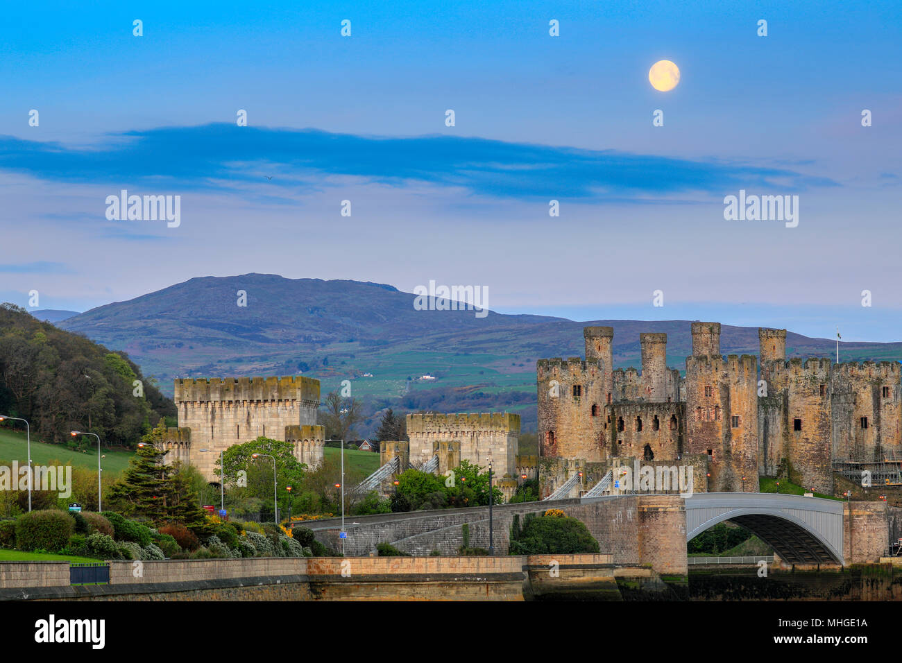 Un beau lever de lune sur l'établissement l'aube et Château de Conwy et Carnedd Llewelyn et le début du Parc National de Snowdonia, Conwy, Pays de Galles, Royaume-Uni Banque D'Images