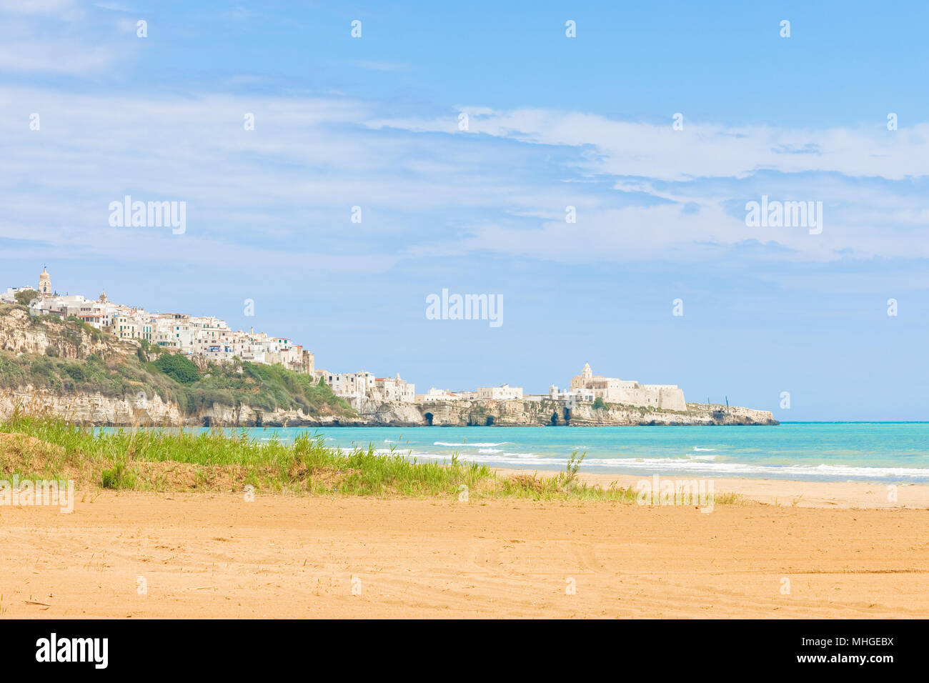 Vieste, Italie, Europe - Regard sur la ville rocheuse de la plage de Vieste Banque D'Images