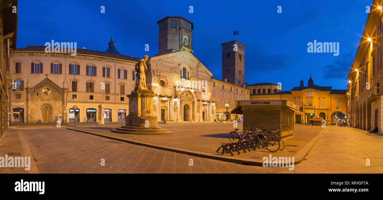 Reggio Emilia - Piazza del Duomo au crépuscule. Banque D'Images