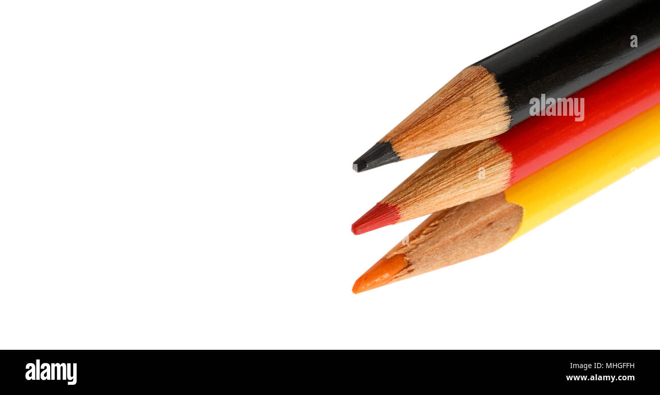 Les couleurs du drapeau de l'Allemagne en crayons de couleur en noir, rouge et or dans une photo gros plan isolé sur fond blanc avec copie espace pour le texte. Concept pour Banque D'Images