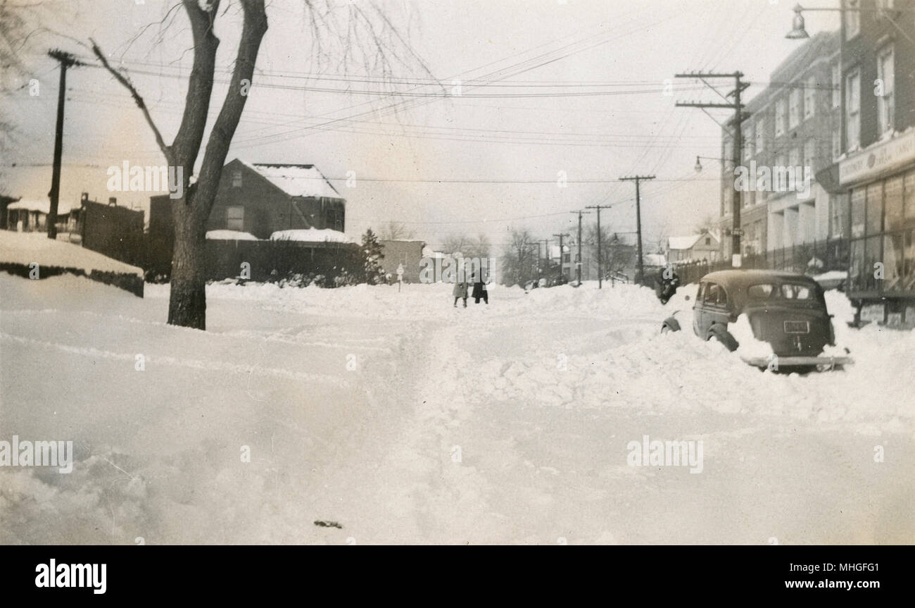 Le 27 décembre 1947 anciens, photographie, Barnes Avenue dans le Bronx, New York, vers le nord, après la grande tempête de 1947. L'école intermédiaire 113 bâtiment est à droite. SOURCE : tirage photographique original Banque D'Images