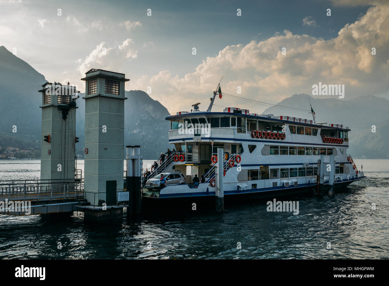 Traversier sur le lac de Côme, en Italie, qui relie les villes de Bellagio, Menaggio et Varenna Banque D'Images Traversier sur le lac de Côme, en Italie, qui relie les villes de Bellagio, Menaggio et Varenna Banque D'Images