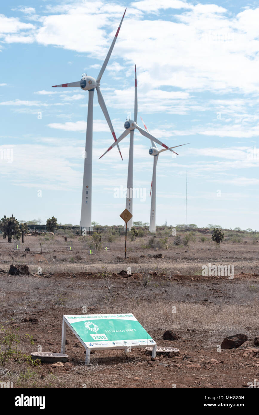 Les éoliennes à l'extérieur de l'aéroport sur l'île Seymour Baltra, îles Galapagos, en Équateur. L'aéroport est certifié LEED Or. Banque D'Images