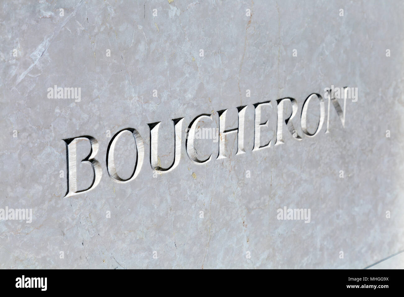 Logo de fine bijouterie de luxe Boucheron gravée dans le marbre à leur boutique de Bond Street, Londres, UK Banque D'Images