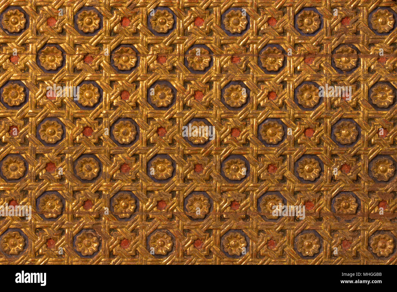 Saragosse, Espagne - 3 mars 2018 : l'polychome détail sculpté de décoration mudéjar sur le altrar à l'église Iglesia de San Miguel de los Navarros. Banque D'Images