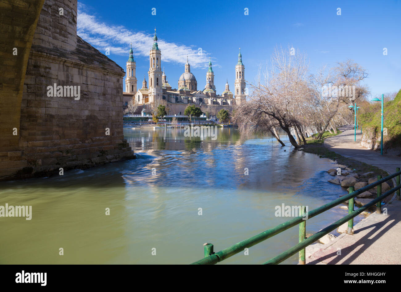 Saragosse, Espagne - 3 mars 2018 : La Cathédrale Basilique del Pilar. Banque D'Images