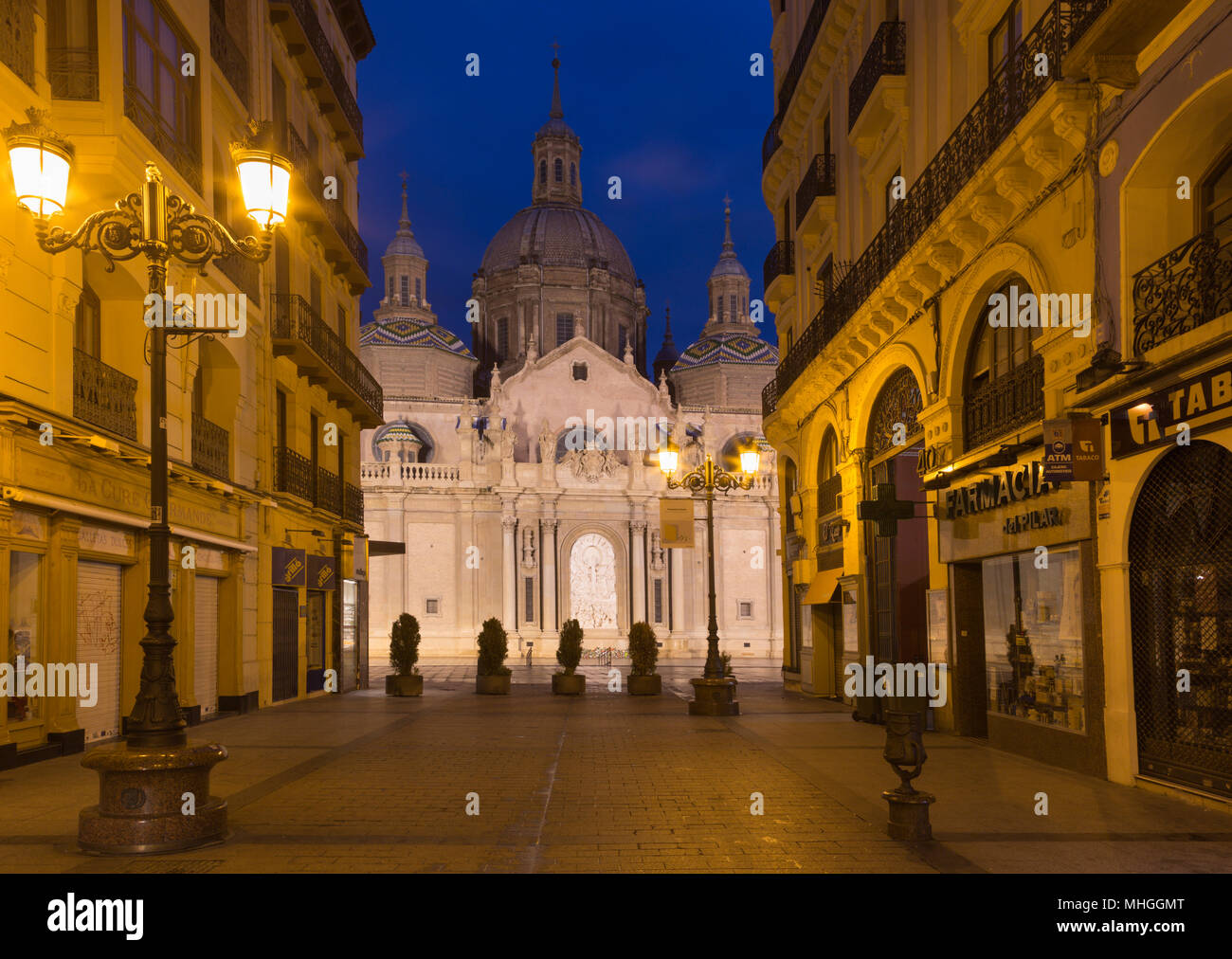 Saragosse, Espagne - 3 mars 2018 : La Cathédrale Basilique del Pilar et de Alfonso I une tdusk. Banque D'Images