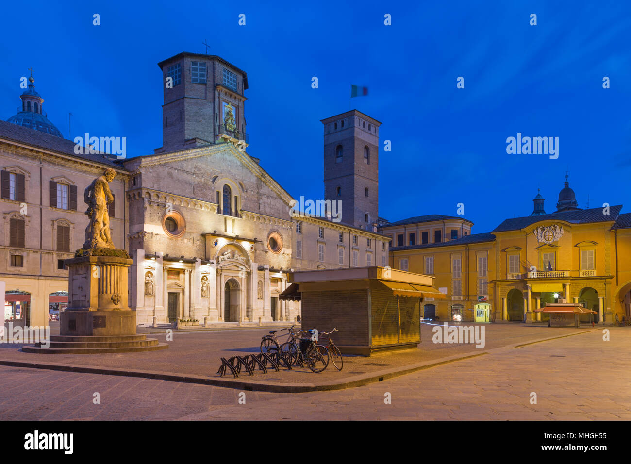 Reggio Emilia - Piazza del Duomo au crépuscule. Banque D'Images