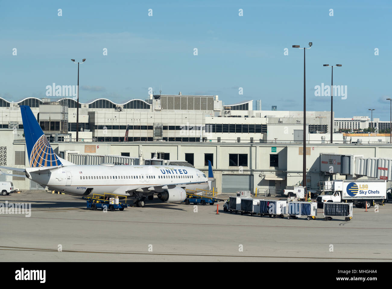 United Airlines jet à une porte de l'Aéroport International de Miami à Miami, en Floride. Banque D'Images