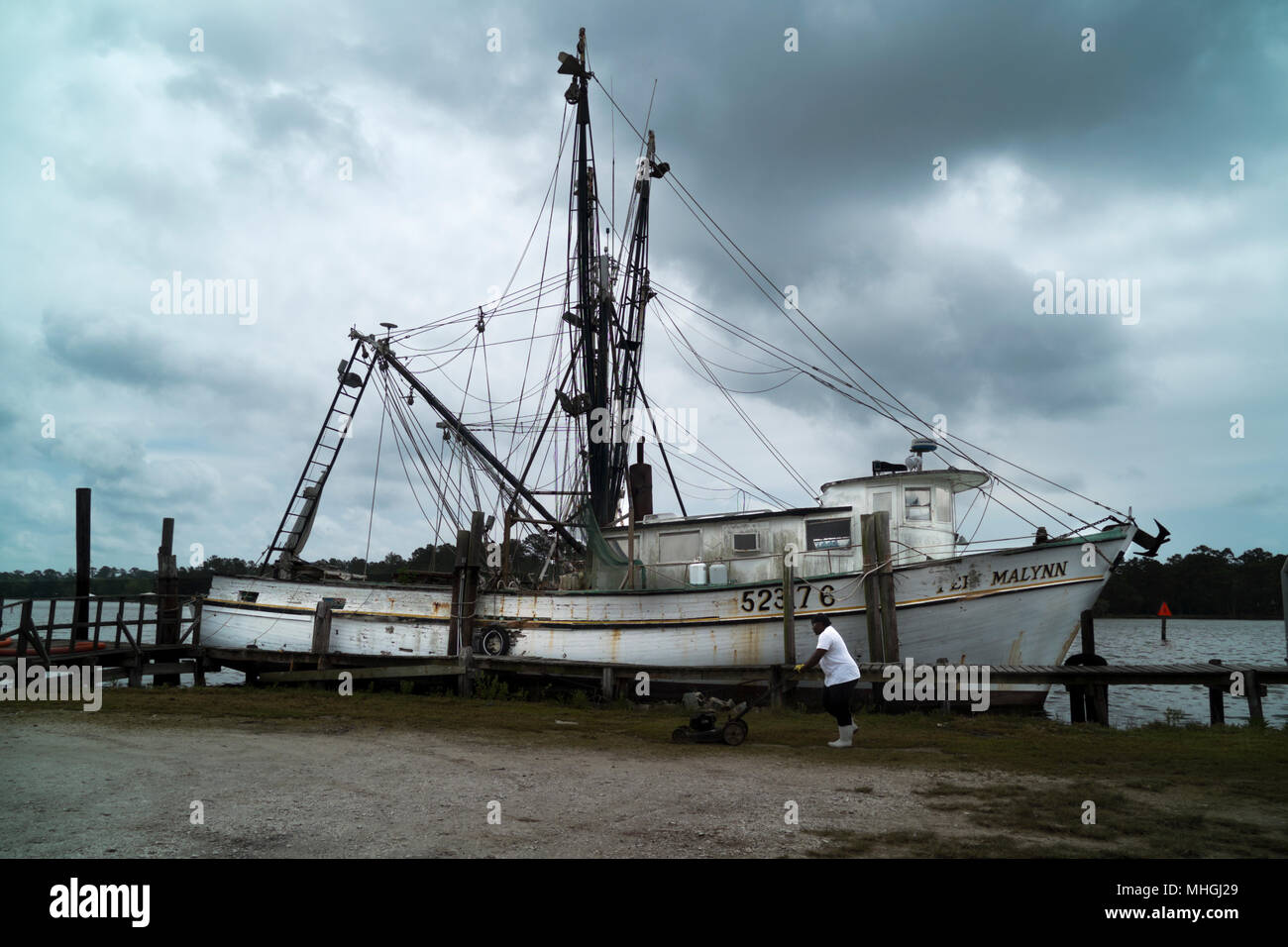 Partie d'une flotte de bateaux de crevettes abandonnés sur la rivière Bon Secour dans Deep South Alabama. Banque D'Images