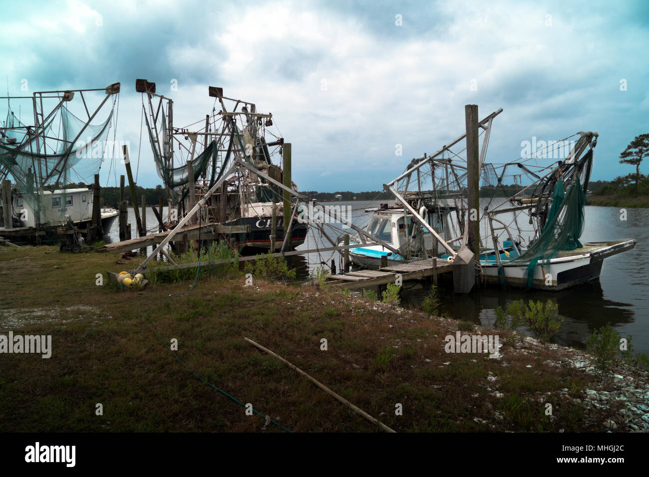 Bateau à quai la crevette abandonnée se trouve sur la rivière Bon Secour dans Deep South Alabama. Banque D'Images