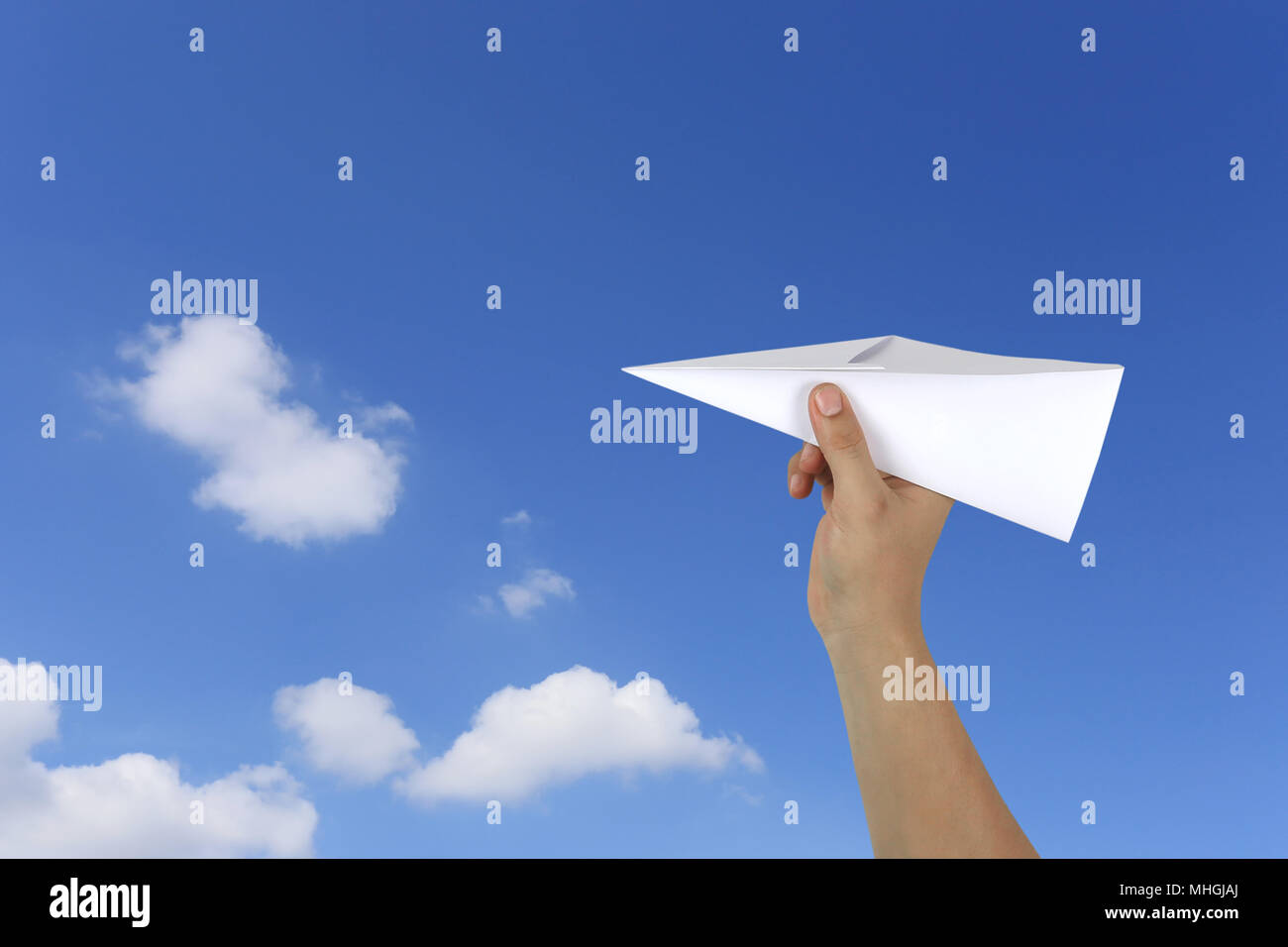 Mains de businessman attraper un avion en papier sur fond de ciel bleu et l'espace de copie ont pour la conception en concept d'entreprise. Banque D'Images