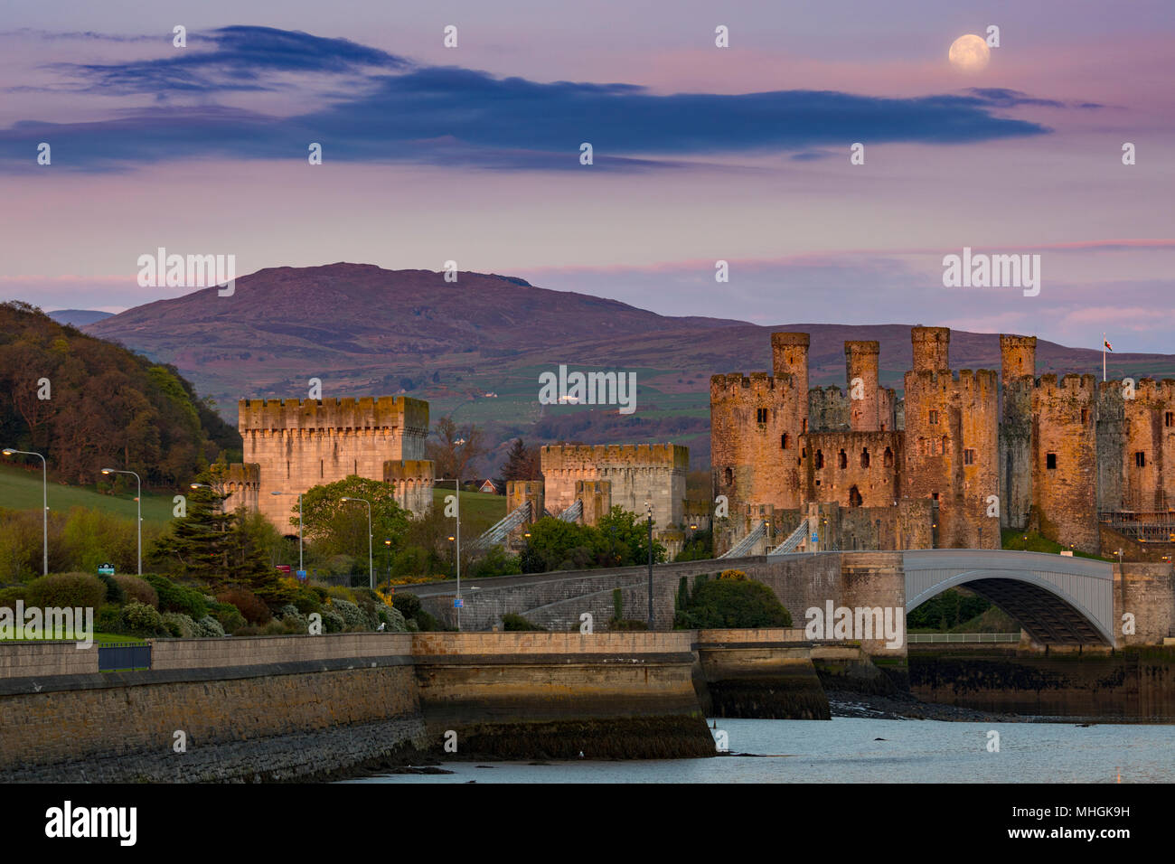Un beau lever de lune sur l'établissement l'aube et Château de Conwy et Carnedd Llewelyn et le début du Parc National de Snowdonia, Cowny, Pays de Galles, Royaume-Uni Banque D'Images