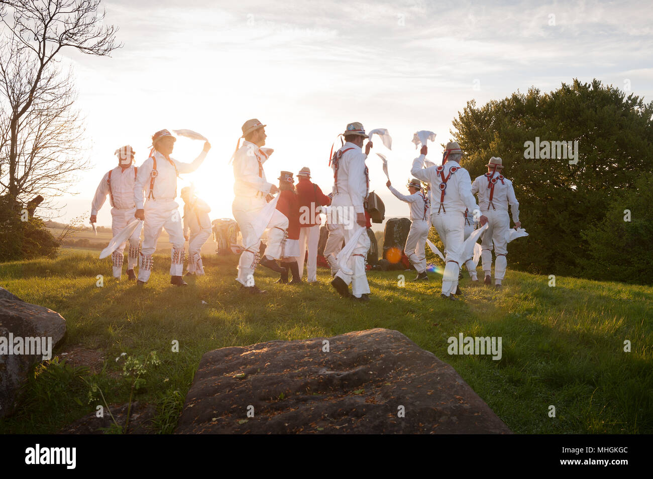 Coldrum Stones, Kent, UK. 1er mai 2018. Beltane, le Premier Mai Hartley Morris Men au lever du soleil le 1er mai à l'Coldrum Stones, Kent. La danse morris a été ridiculisée comme démodé mais il est de retour et de plus en plus populaire avec les jeunes générations. Credit : Yon Marsh/Alamy Live News Banque D'Images