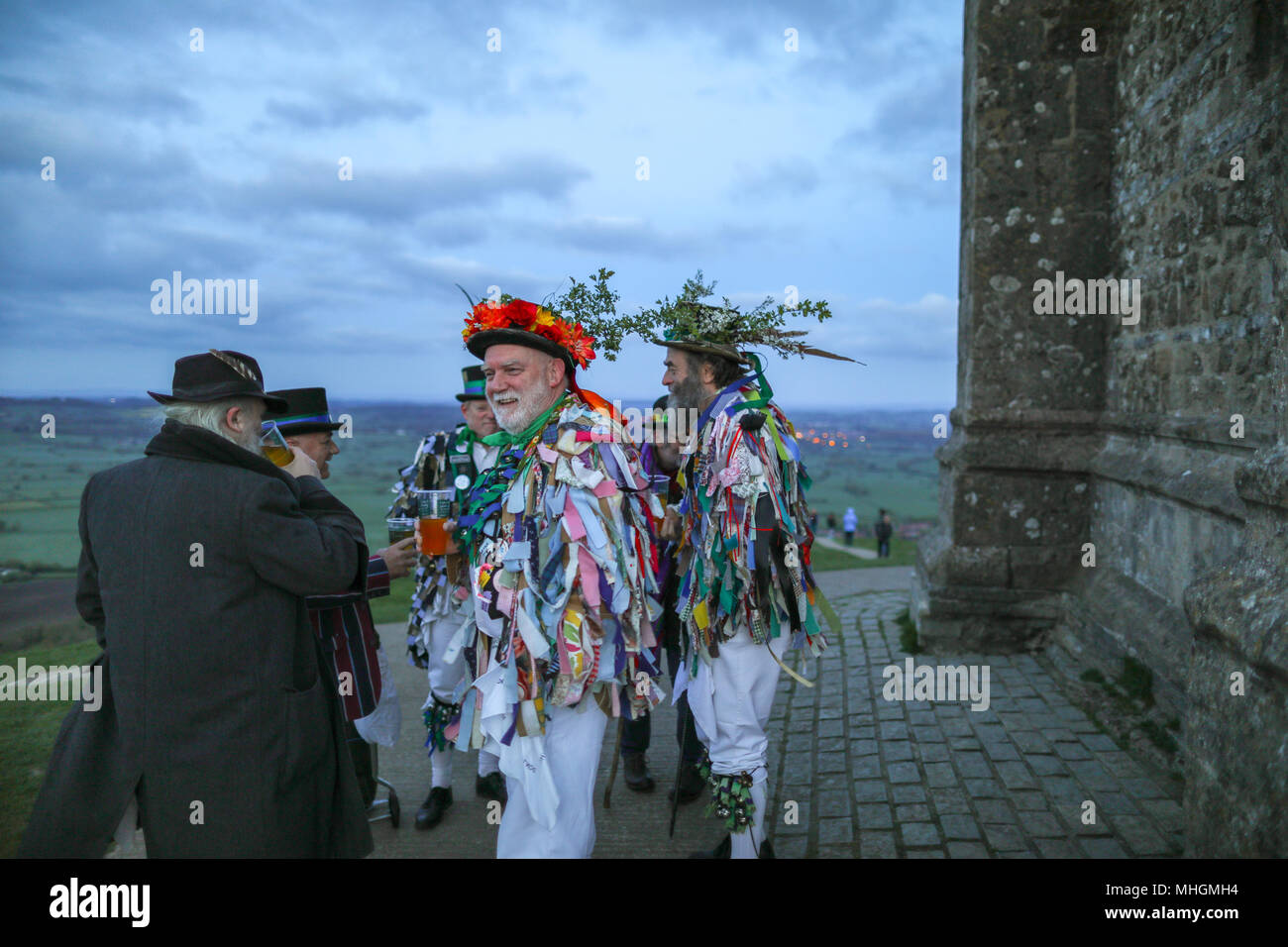 Glastonbury, Royaume-Uni. 1er mai 2018. Célébrations Beltane au lever du soleil sur le Tor de Glastonbury, Somerset, Angleterre. Beltane est le premier mai celtiques anciennes, ou fête du printemps pour célébrer le début de l'été. © Denman Haydn/Alamy Live News Banque D'Images