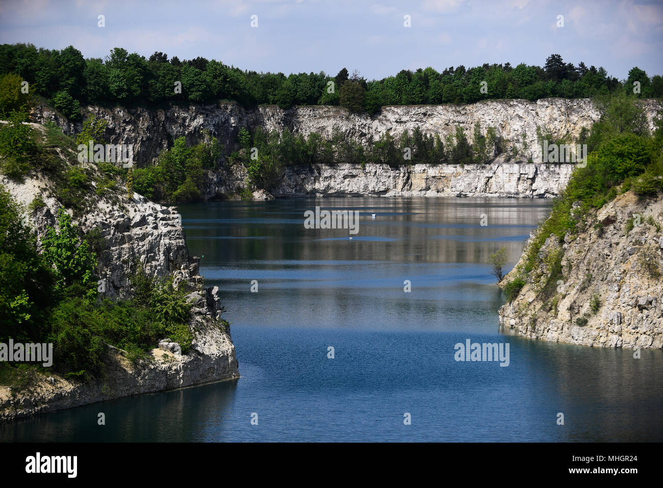 Une vue sur le lac Zakrzowek à Cracovie. Lac Zakrzowek a été créé en 1990 après l'inondation d'une ancienne carrière de calcaire . Il se compose de deux réservoirs reliés par un isthme . Les rives de la lagune sont l'un des lieux préférés de loisirs pour les habitants de Cracovie, mais le bain dans le lagon est maintenant interdite en raison du risque de noyade. Banque D'Images