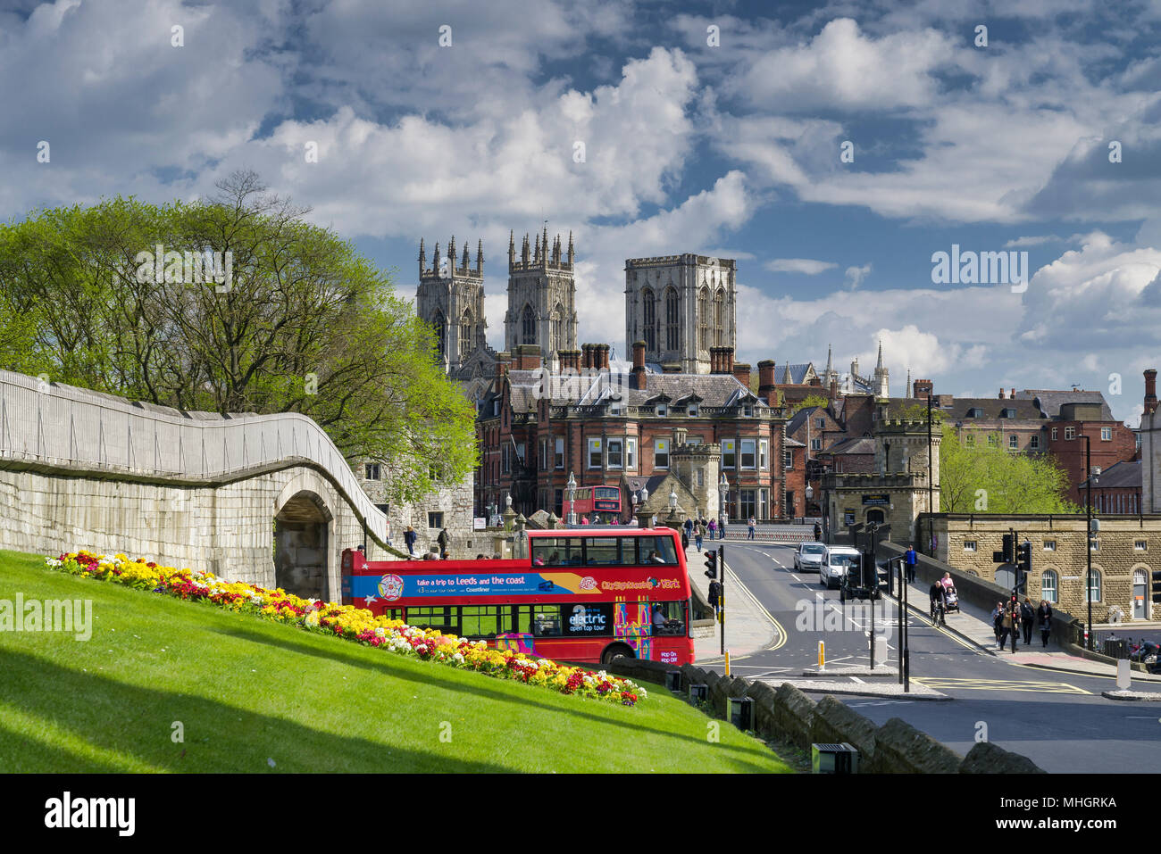 York, Angleterre, 1 mai 2018, Lendal Bridge, York Minster et le Bar des murs dans les premières heures du soleil du printemps. Crédit : John Potter/Alamy Live News Banque D'Images