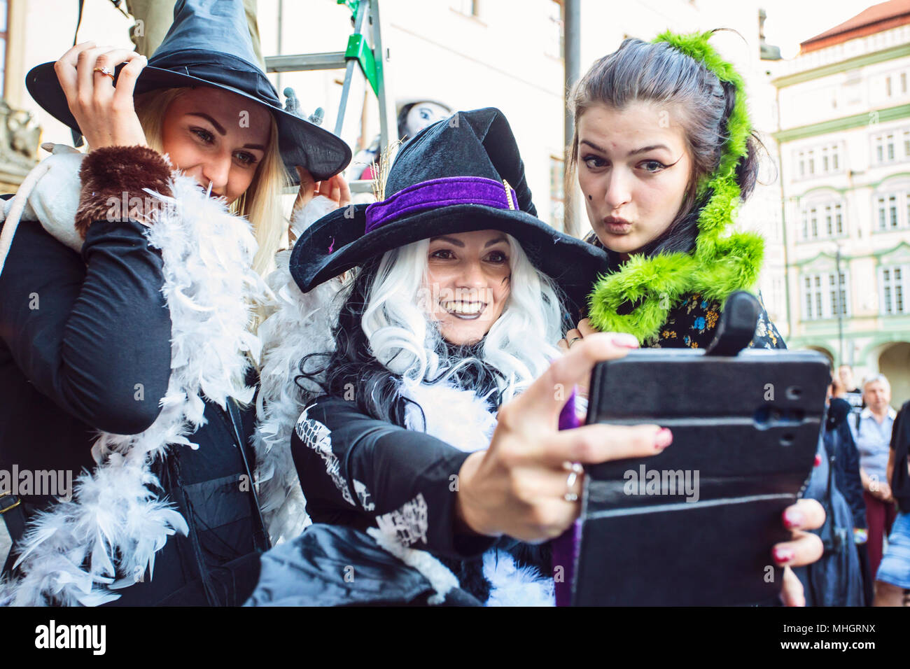 Prague, République tchèque, le 30 avril 2018, sorcières prenant en selfies nuit de Walpurgis, sorcière traditionnelles et de gravure Crédit : rituel de bienvenue printemps Markéta Bendová/Alamy Live News Banque D'Images