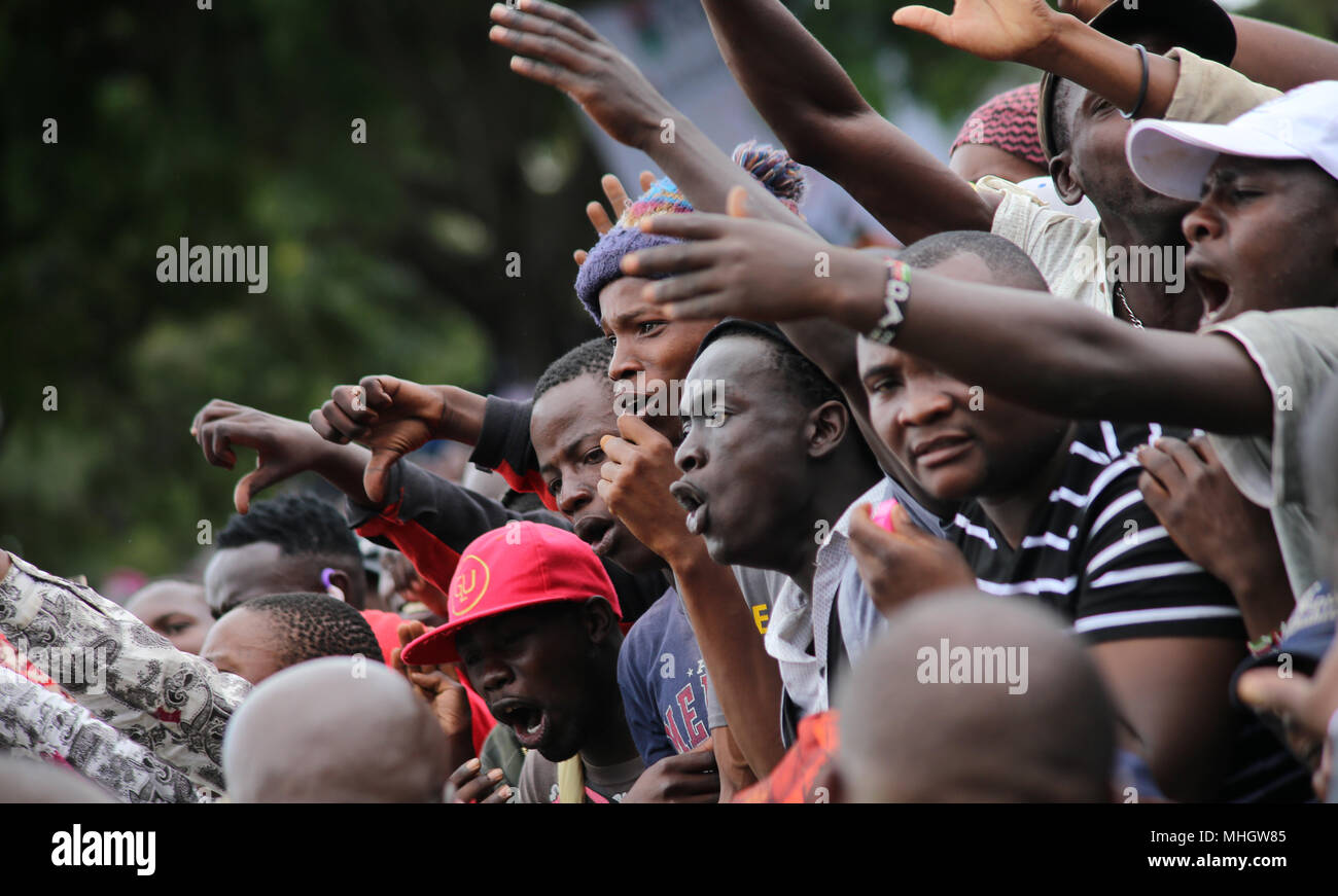 Les partisans du chef de l'opposition, Raila Odinga, reconnaître ses salutations quand il a pris la parole au cours de cette année, les célébrations de la fête du Travail à Uhuru Park dans la capitale du Kenya Nairobi. Le président Uhuru Kenyatta a annoncé une hausse de cinq pour-cent du salaire minimum alors qu'Odinga a annoncé la fin de boycott des produits de quatre entreprises que la NASA a affirmé la coalition a joué un rôle dans l'année dernière élections âprement contestées par ce qu'il prétend en charge l'installation de régime illégal. Banque D'Images