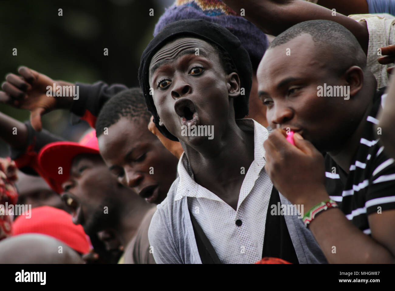 Les partisans du chef de l'opposition, Raila Odinga, reconnaître ses salutations quand il a pris la parole au cours de cette année, les célébrations de la fête du Travail à Uhuru Park dans la capitale du Kenya Nairobi. Le président Uhuru Kenyatta a annoncé une hausse de cinq pour-cent du salaire minimum alors qu'Odinga a annoncé la fin de boycott des produits de quatre entreprises que la NASA a affirmé la coalition a joué un rôle dans l'année dernière élections âprement contestées par ce qu'il prétend en charge l'installation de régime illégal. Banque D'Images