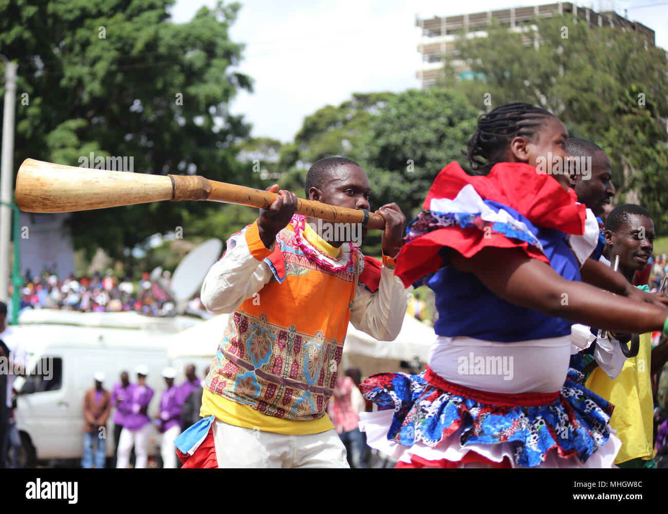 Les spectacles de danse traditionnelle au cours de cette année, les célébrations de la fête du Travail à Uhuru Park dans la capitale du Kenya Nairobi. Le président Uhuru Kenyatta a annoncé une hausse de cinq pour-cent du salaire minimum alors qu'Odinga a annoncé la fin de boycott des produits de quatre entreprises que la NASA a affirmé la coalition a joué un rôle dans l'année dernière élections âprement contestées par ce qu'il prétend en charge l'installation de régime illégal. Banque D'Images