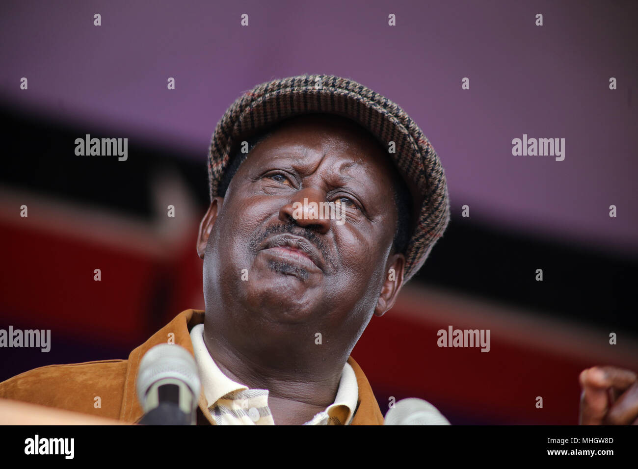 Leader de l'opposition, Raila Odinga, s'exprimant au cours de cette année, les célébrations de la fête du Travail à Uhuru Park dans la capitale du Kenya Nairobi. Le président Uhuru Kenyatta a annoncé une hausse de cinq pour-cent du salaire minimum alors qu'Odinga a annoncé la fin de boycott des produits de quatre entreprises que la NASA a affirmé la coalition a joué un rôle dans l'année dernière élections âprement contestées par ce qu'il prétend en charge l'installation de régime illégal. Banque D'Images