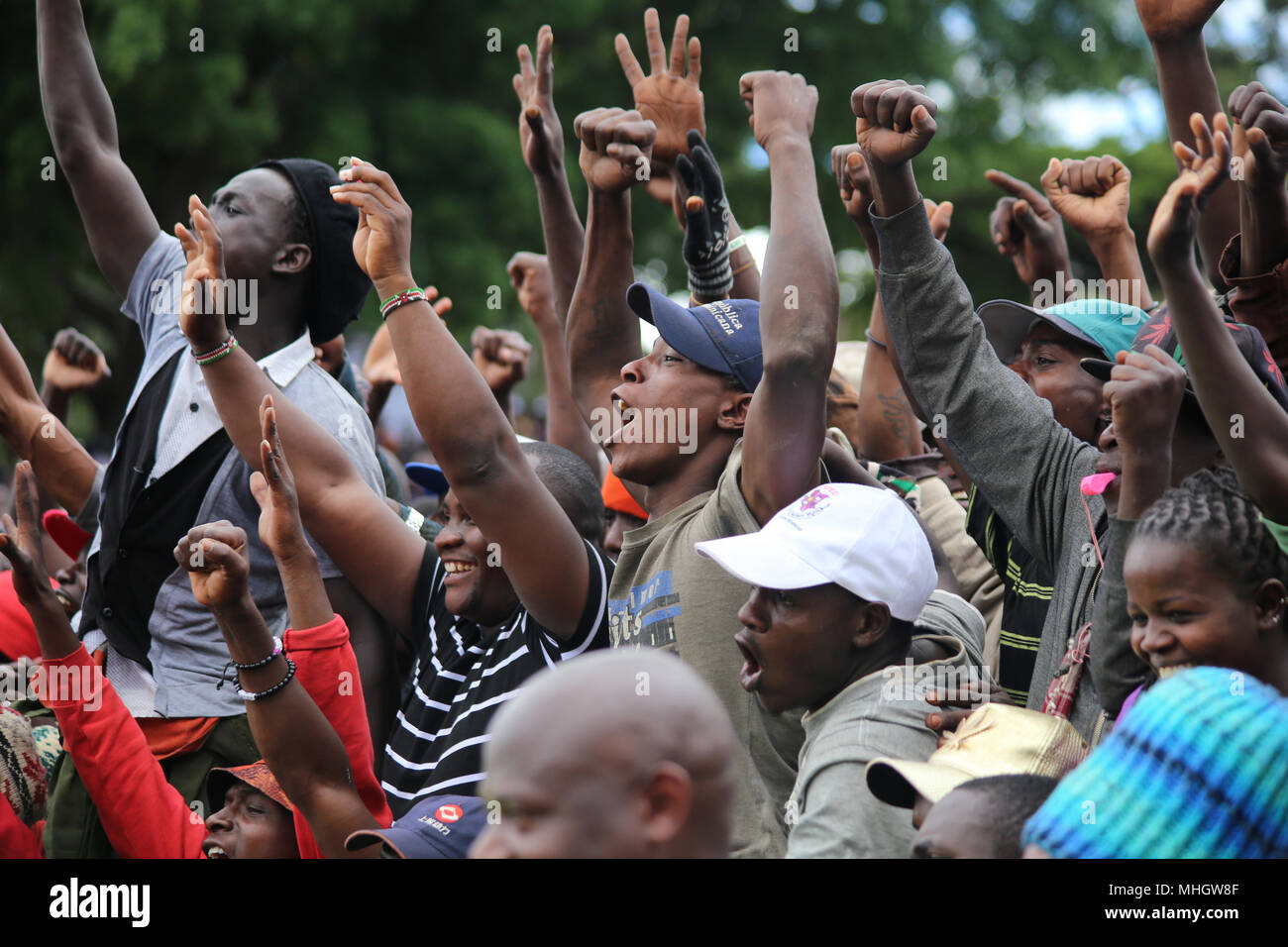 Les partisans du chef de l'opposition, Raila Odinga, reconnaître ses salutations quand il a pris la parole au cours de cette année, les célébrations de la fête du Travail à Uhuru Park dans la capitale du Kenya Nairobi. Le président Uhuru Kenyatta a annoncé une hausse de cinq pour-cent du salaire minimum alors qu'Odinga a annoncé la fin de boycott des produits de quatre entreprises que la NASA a affirmé la coalition a joué un rôle dans l'année dernière élections âprement contestées par ce qu'il prétend en charge l'installation de régime illégal. Banque D'Images