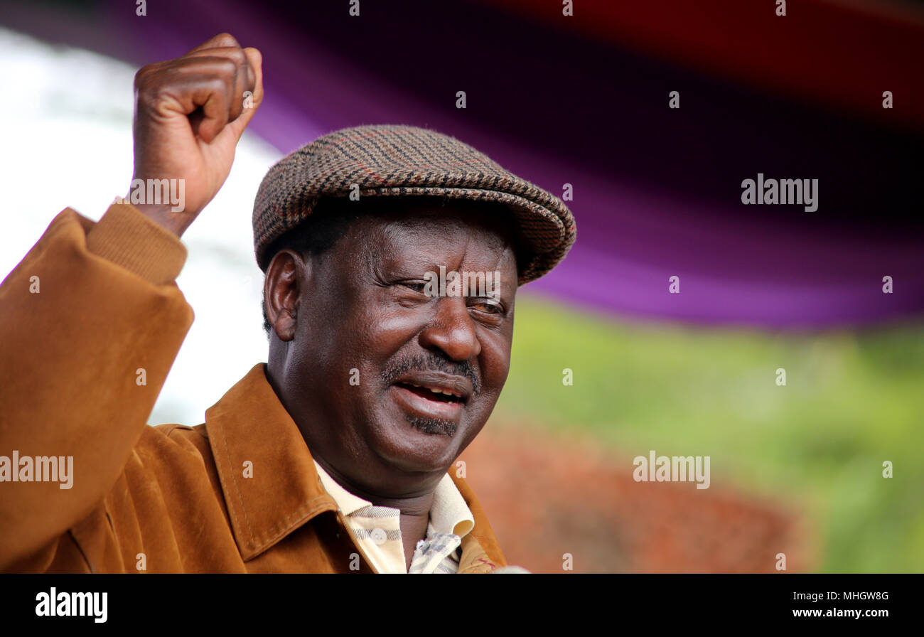 Leader de l'opposition, Raila Odinga, s'exprimant au cours de cette année, les célébrations de la fête du Travail à Uhuru Park dans la capitale du Kenya Nairobi. Le président Uhuru Kenyatta a annoncé une hausse de cinq pour-cent du salaire minimum alors qu'Odinga a annoncé la fin de boycott des produits de quatre entreprises que la NASA a affirmé la coalition a joué un rôle dans l'année dernière élections âprement contestées par ce qu'il prétend en charge l'installation de régime illégal. Banque D'Images