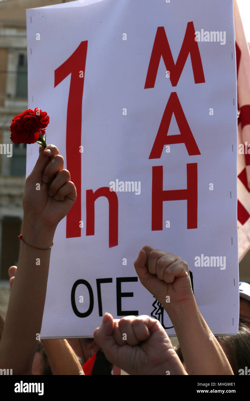 Athènes, Grèce. 1er mai 2018. Vague de travailleurs leurs poings pendant un rassemblement marquant la Journée internationale du Travail à Athènes, Grèce, le 1 mai 2018. Des milliers de travailleurs grecs ont défilé dans le centre d'Athènes et d'autres villes à travers le pays mardi pour marquer la Journée internationale du Travail et a protesté contre l'austérité sévère depuis le déclenchement de la crise de la dette en 2010. Credit : Marios Lolos/Xinhua/Alamy Live News Banque D'Images