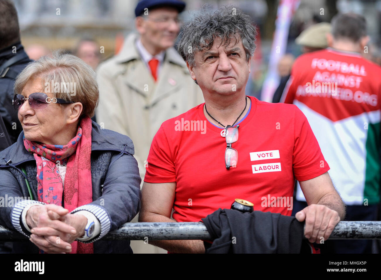 Londres, Royaume-Uni. 1er mai 2018. Un manifestant porte un T-shirt du parti au cours de l'assemblée annuelle de mai la Journée internationale du Travail, après avoir défilé dans le centre de Londres pour un rassemblement à Trafalgar Square. Crédit : Stephen Chung / Alamy Live News Banque D'Images