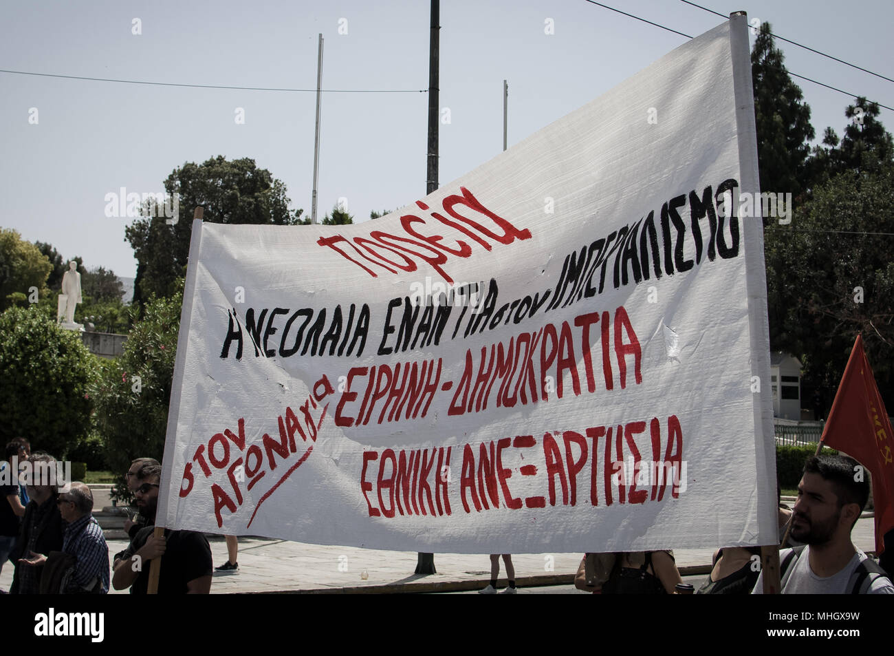 Les protestataires holding banner lors de la manifestation. Le 1er mai, les travailleurs de l'alphabétisation est célébrée. En fait, c'est la célébration de la rébellion des travailleurs de Chicago, qui a été l'un des points forts de la lutte de classe dans la nouvelle ère. Banque D'Images