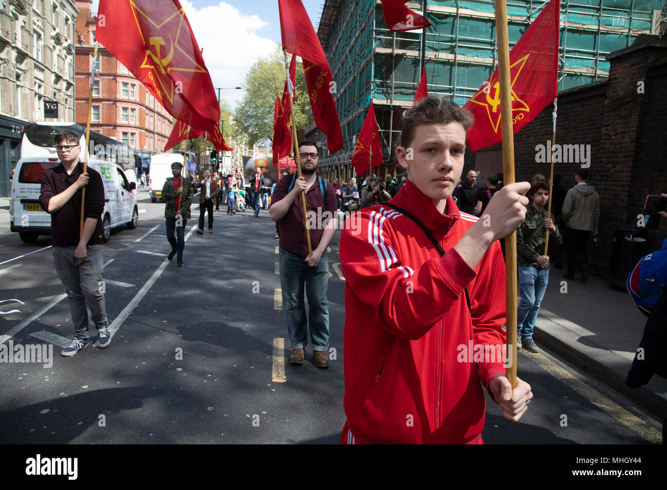 Londres, Royaume-Uni. 1er mai 2018. Parti communiste de Grande-Bretagne lors de célébration du premier mai à Londres, Angleterre, Royaume-Uni. Démonstration par les syndicats et autres organisations de travailleurs pour marquer le Jour annuel du mois de mai ou la fête du Travail. Des groupes de toutes nationalités à travers le monde, vivant à Londres se sont réunis au mois de mars à un rassemblement dans le centre de Londres pour marquer la journée des travailleurs. Crédit : Michael Kemp/Alamy Live News Banque D'Images