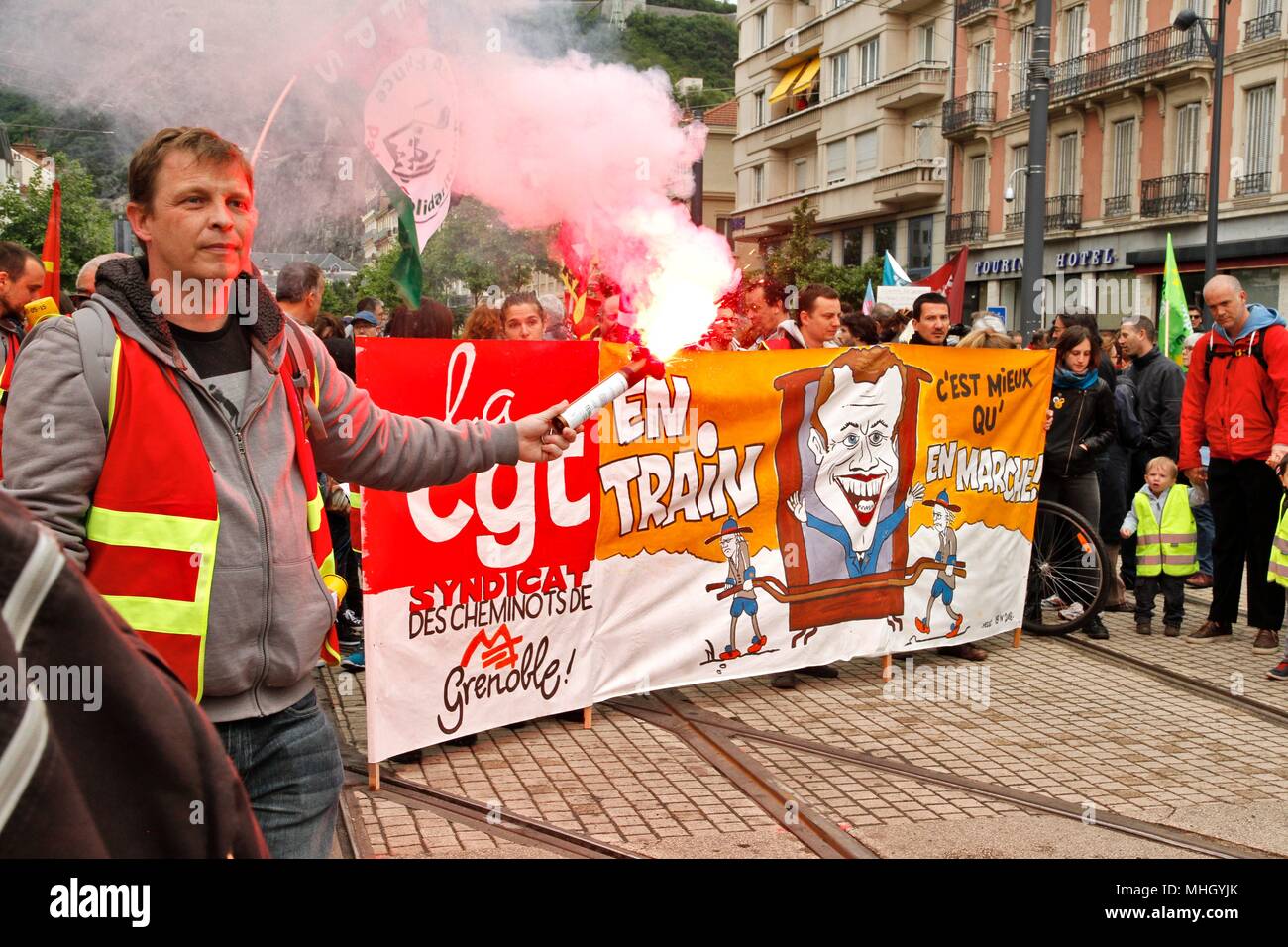 Grenoble, France. 1er mai 2018. Union du commerce international de démonstration et de 1er mai pour le respect des conditions de travail. Présence de la CGT cheminots, SNCF, rail et de former du personnel, Parti communiste français (PCF), militants, étudiants et universitaires contre la sélection et le plan Vidal à l'université, des groupes pour la défense des migrants et de leur régularisation, les collectifs de solidarité avec les travailleurs sans papiers. Credit : Thibaut/Alamy Live News Banque D'Images